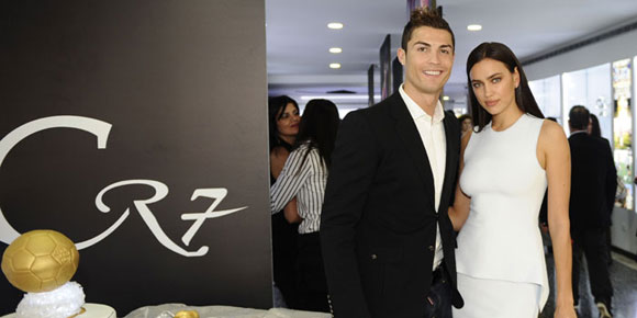 Topless, Ronaldo Berpose Bareng Sang Pujaan Hati Topless, Ronaldo Berpose Bareng Sang Pujaan Hati