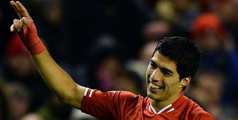 Sedang di Jalan, Suarez Sempatkan Main Bola Dengan Bocah Difabel