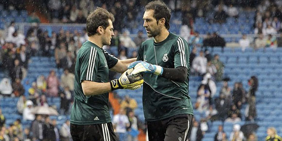 Casillas dan Diego Lopez Bermusuhan? Casillas dan Diego Lopez Bermusuhan?