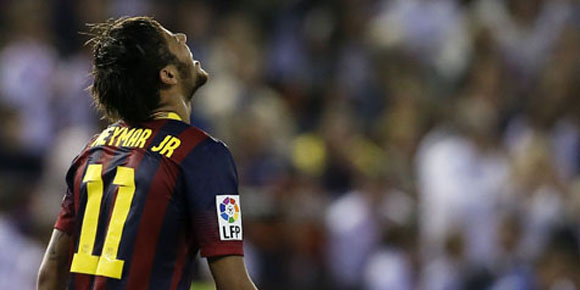 Neymar Berkeliaran Gunakan Penyangga Kaki Neymar Berkeliaran Gunakan Penyangga Kaki