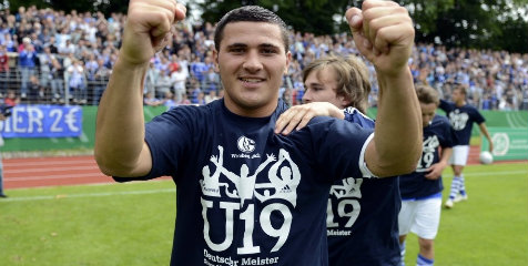 Bek Schalke Ini Akui Dirinya Diminati United Bek Schalke Ini Akui Dirinya Diminati United