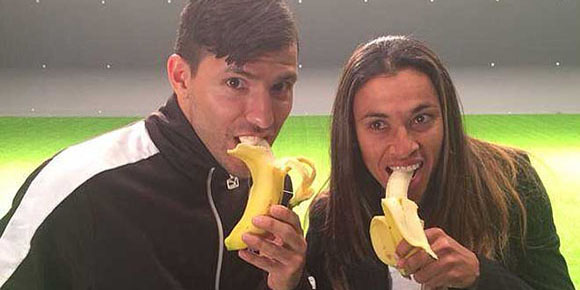 Anti Rasisme, Figur Sepakbola Ramai-ramai Lahap Pisang Anti Rasisme, Figur Sepakbola Ramai-ramai Lahap Pisang