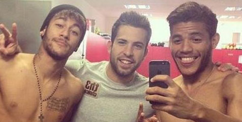 Rampung Latihan, Neymar Sempatkan Ber-Selfie Ria Rampung Latihan, Neymar Sempatkan Ber-Selfie Ria