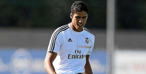 Varane Bantah Kondisi Lututnya Makin Parah Varane Bantah Kondisi Lututnya Makin Parah