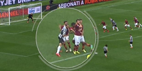Video: Lukai Hidung Pjanic, Chiellini Mengaku Tak Sengaja Video: Lukai Hidung Pjanic, Chiellini Mengaku Tak Sengaja