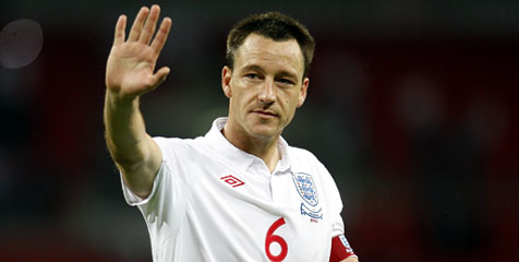 Lini Belakang Inggris Rapuh, Adams Ingin Terry ke Brasil Lini Belakang Inggris Rapuh, Adams Ingin Terry ke Brasil