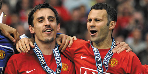 Neville: Prestasi Giggs Tak Bakal Dilewati Pemain Lain