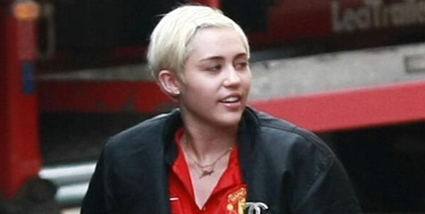 Miley Cyrus Kenakan Jersey MU, Klub Bangga, Fans Malu Miley Cyrus Kenakan Jersey MU, Klub Bangga, Fans Malu