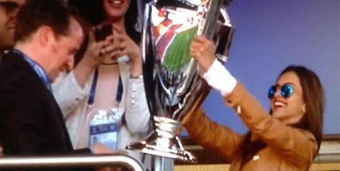 'Irina Shayk' Angkat Trofi Champions 'Irina Shayk' Angkat Trofi Champions