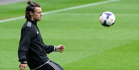 Personil One Direction Pelorotkan Celana Fans Berat Arsenal Personil One Direction Pelorotkan Celana Fans Berat Arsenal
