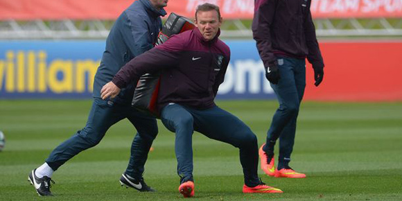 Video: Deretan Tendangan Spektakuler Rooney di Sesi Latihan Inggris Video: Deretan Tendangan Spektakuler Rooney di Sesi Latihan Inggris