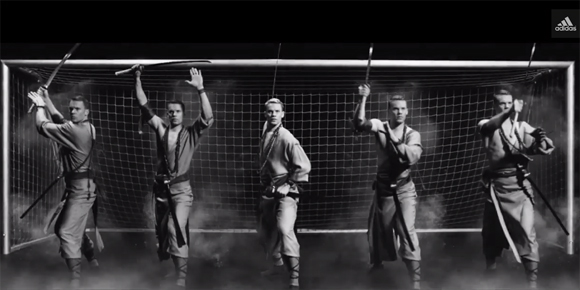 Jaga Gawang Dari Serbuan Bola, Neuer Menjelma Jadi Samurai Jaga Gawang Dari Serbuan Bola, Neuer Menjelma Jadi Samurai
