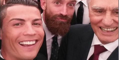 Ronaldo Berpose Selfie Dengan Skuat Portugal