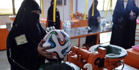 Mengintip Proses Pembuatan Brazuca, Bola Piala Dunia Bikinan Wanita Pakistan Mengintip Proses Pembuatan Brazuca, Bola Piala Dunia Bikinan Wanita Pakistan