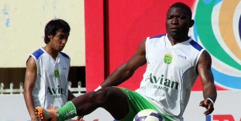 Pupo Datang, Persebaya Tendang Mokake Pupo Datang, Persebaya Tendang Mokake