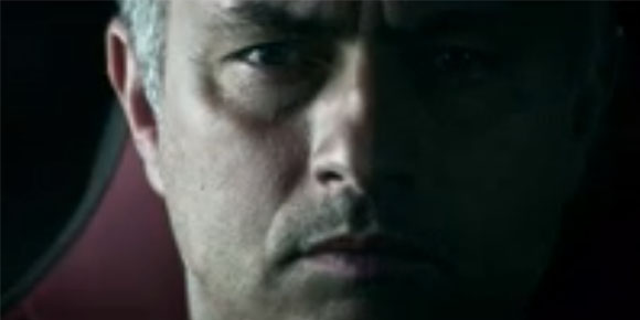 Video: Mourinho Masuk Lapangan dan Jegal Pemain Lawan Video: Mourinho Masuk Lapangan dan Jegal Pemain Lawan