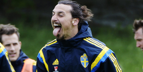 Alves Undang Ibrahimovic ke Brasil Alves Undang Ibrahimovic ke Brasil