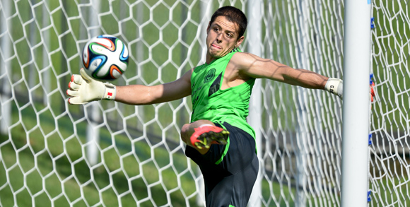 Video: Aksi Menawan Chicharito Sebagai Kiper Meksiko Video: Aksi Menawan Chicharito Sebagai Kiper Meksiko