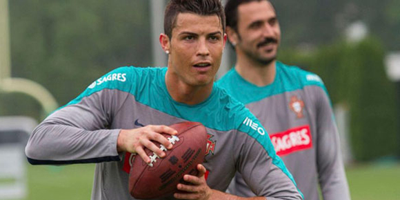 Galeri: Ronaldo Unjuk Kebolehan Menggunakan Bola American Football