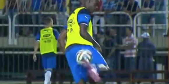 Freestyle Balotelli di Sesi Pemanasan Italia Freestyle Balotelli di Sesi Pemanasan Italia