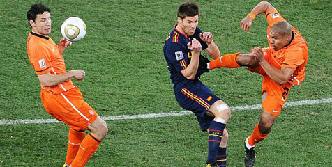 Reuni Berdarah Xabi Alonso dan De Jong Reuni Berdarah Xabi Alonso dan De Jong