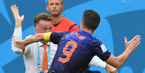 RVP: Van Gaal Otaki Pembantaian Spanyol RVP: Van Gaal Otaki Pembantaian Spanyol