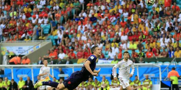 Parodi Sundulan Super Van Persie ke Gawang Casillas Parodi Sundulan Super Van Persie ke Gawang Casillas