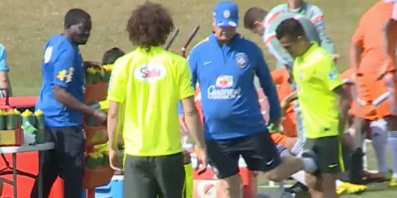 Scolari Tendang Lutut Alves di Sesi Latihan Brasil 