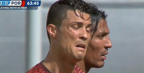 Frustrasi Dibantai Jerman, Ronaldo Menangis? Frustrasi Dibantai Jerman, Ronaldo Menangis?