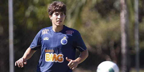 Barca Pertimbangkan Gaet Silva Barca Pertimbangkan Gaet Silva