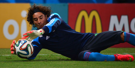 Bendung Brasil, Ochoa Pikat Arsenal dan Liverpool Bendung Brasil, Ochoa Pikat Arsenal dan Liverpool