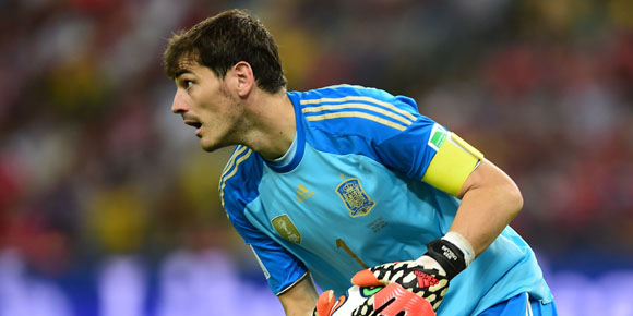 Gagal Jabat Tangan, Sang Hakim Garis Dihibur Casillas Gagal Jabat Tangan, Sang Hakim Garis Dihibur Casillas