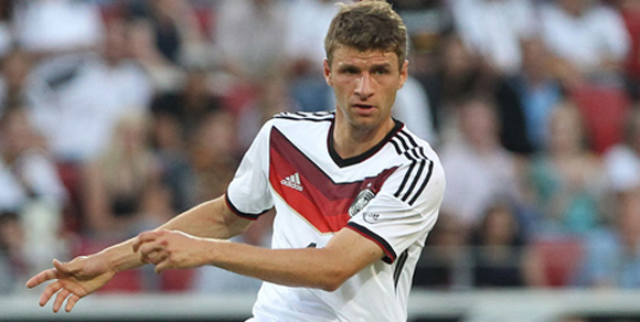 Video: Bola Tembakan Thomas Muller Kacaukan Acara Makan Tamu Hotel Video: Bola Tembakan Thomas Muller Kacaukan Acara Makan Tamu Hotel