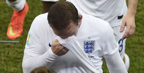Rooney Dikecam, Van Persie Pasang Badan Rooney Dikecam, Van Persie Pasang Badan
