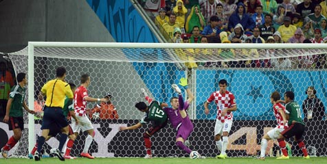 Dokter Meksiko Lakukan Operasi Sambil Nonton Sepakbola Dokter Meksiko Lakukan Operasi Sambil Nonton Sepakbola