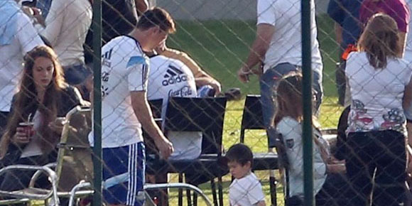 Lepas Penat, Messi Ajak Thiago Bermain Hingga Kelelahan