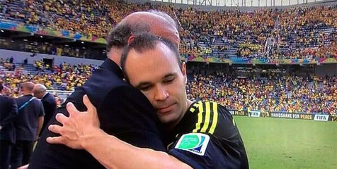 Iniesta Jelaskan Arti Pelukan Bosque Iniesta Jelaskan Arti Pelukan Bosque