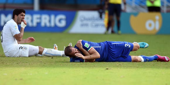 Video: Gigitan Suarez dan Sikut Chiellini Video: Gigitan Suarez dan Sikut Chiellini
