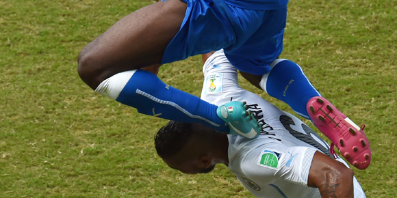 Parodi Pelanggaran Brutal Balotelli Dalam Video Smackdown Parodi Pelanggaran Brutal Balotelli Dalam Video Smackdown