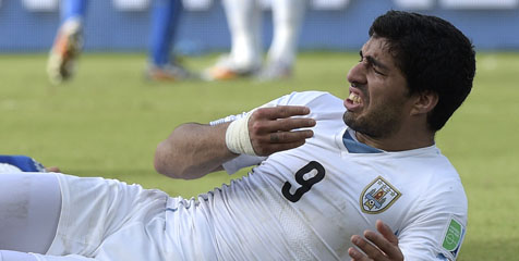 Sanksi Gigitan Suarez Bisa Berimbas ke Liverpool Sanksi Gigitan Suarez Bisa Berimbas ke Liverpool