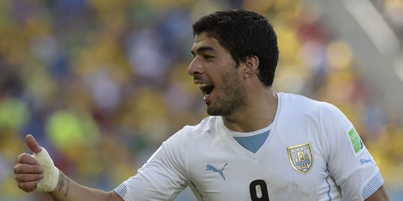Snickers Ikut Manfaatkan Momen Aksi Gigitan Suarez Snickers Ikut Manfaatkan Momen Aksi Gigitan Suarez