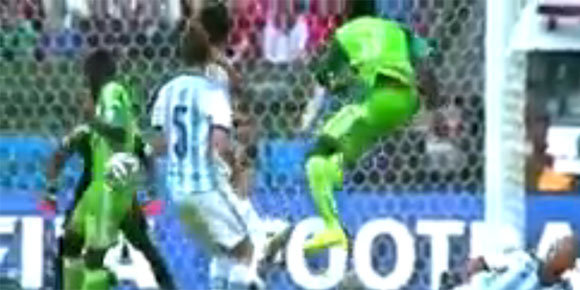 Dihantam Bola Tendangan Rekan, Tangan Pemain Nigeria Patah Dihantam Bola Tendangan Rekan, Tangan Pemain Nigeria Patah