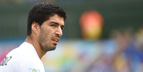Carragher Yakin Liverpool Akan Pertimbangkan Lepas Suarez Carragher Yakin Liverpool Akan Pertimbangkan Lepas Suarez