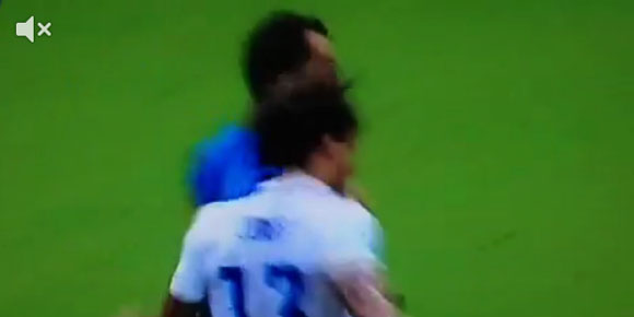 Tak Awas, Gelandang AS Hantam Wasit Tak Awas, Gelandang AS Hantam Wasit