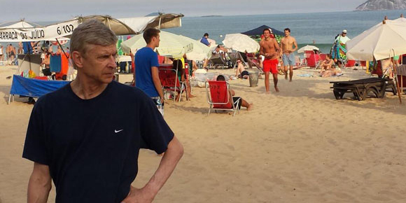 Galeri: Wenger Unjuk Kebolehan Sepakbola Pantai di Brasil Galeri: Wenger Unjuk Kebolehan Sepakbola Pantai di Brasil