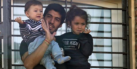 Suarez Pulang ke Rumah Ibunya Suarez Pulang ke Rumah Ibunya