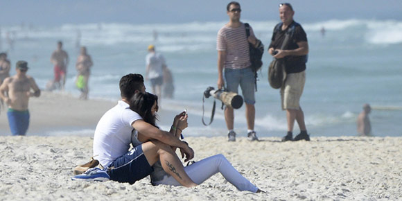 Giroud dan Istri Mesra di Pantai Rio