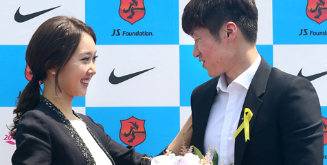 Masih Cinta MU, Ji-sung Pilih Undangan Pernikahan Berdesain Old Trafford Masih Cinta MU, Ji-sung Pilih Undangan Pernikahan Berdesain Old Trafford