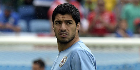 Dihukum, Suarez Tetap Hadir di Kamar Ganti Uruguay Dihukum, Suarez Tetap Hadir di Kamar Ganti Uruguay