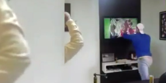Konyol! Geram Lihat Pemain Chile, Fans Brasil Rusak TV Sendiri Konyol! Geram Lihat Pemain Chile, Fans Brasil Rusak TV Sendiri
